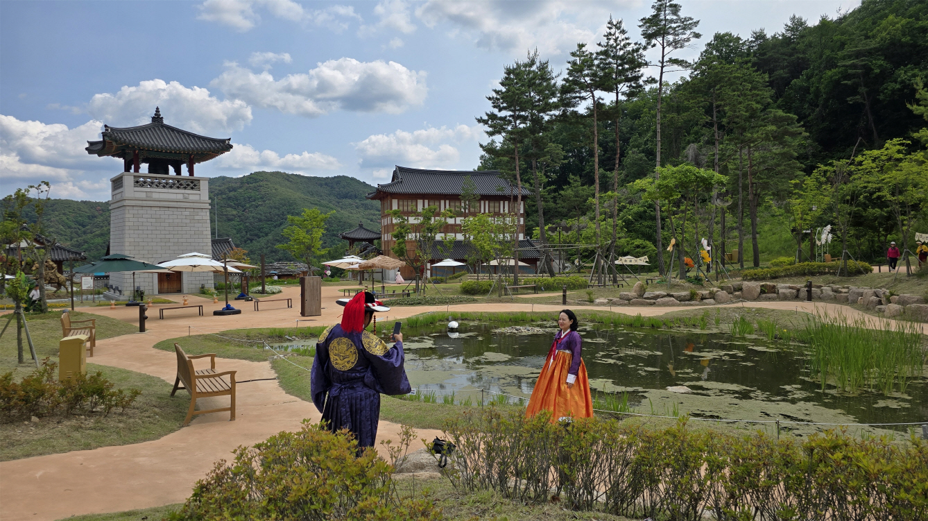 리더의 도시 안동에서 만나는 100년 리더십 여행 (5)-한국문화테마파크 한복체험.jpg