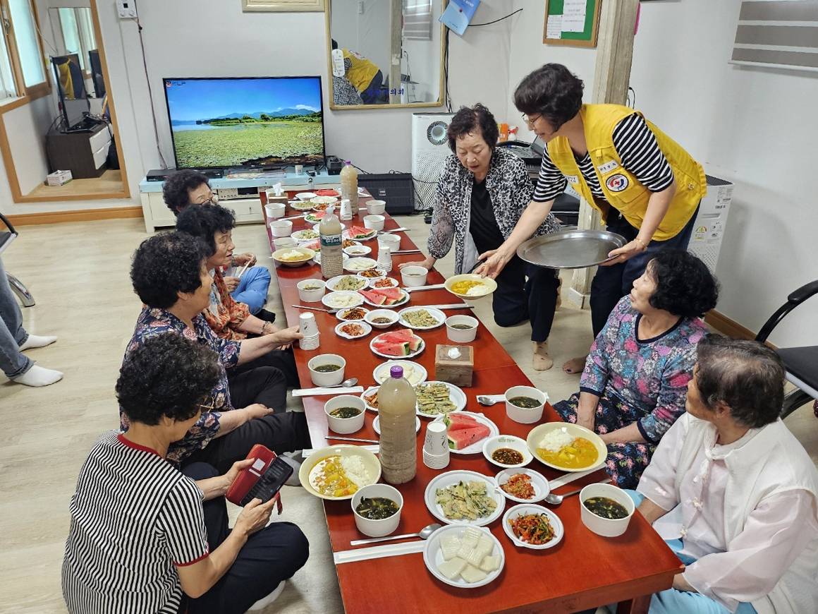 0808 대한적십자봉사회 안동중앙봉사회, ‘사랑담은 한끼식사’나눔 행사 (1).jpg