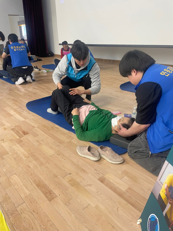 안동과학대학교 물리치료학과 학생들 이재민 대상 마사지 봉사활동 펼쳐 (2).jpg