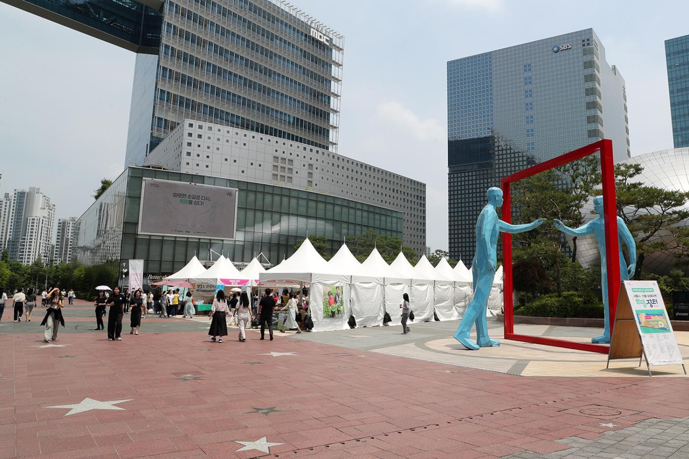 0618 권기창 안동시장, 산불피해 복구 위한 서울 ‘희망장터’ 방문해 관심 당부 (3).jpg
