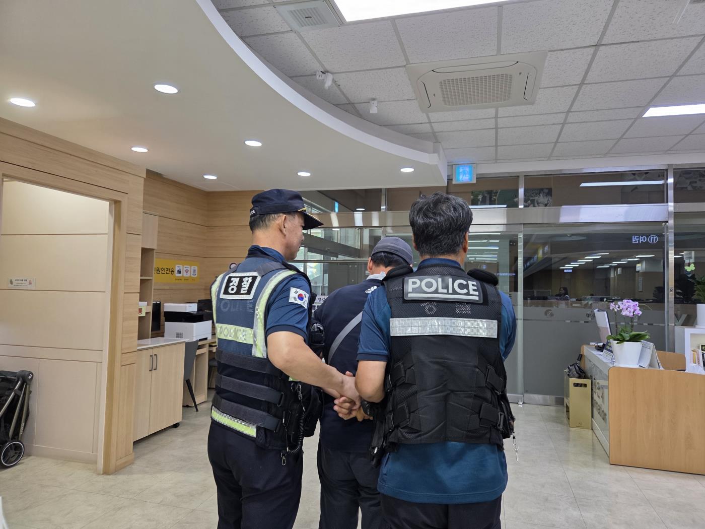 2-3 사진(2025년 하반기 민원실 폭언·폭행민원 대비 모의훈련).JPG